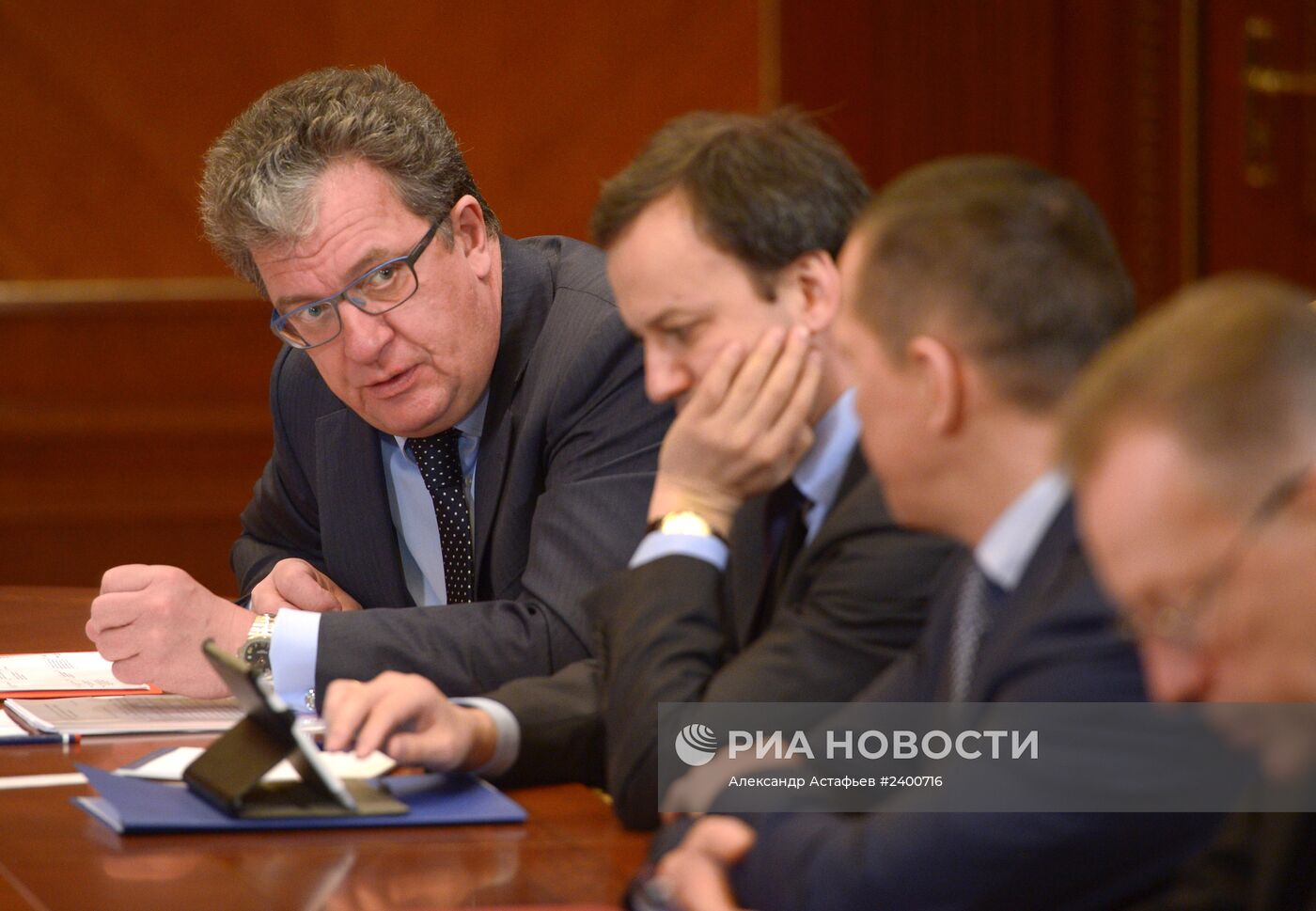 Д.Медведев провел совещание по подготовке к отчету правительства в Госдуме РФ