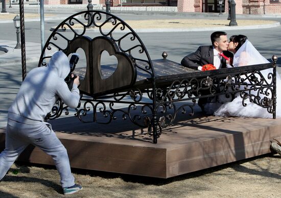 Открытие арт-объекта "Кровать примирения" во Владивостоке