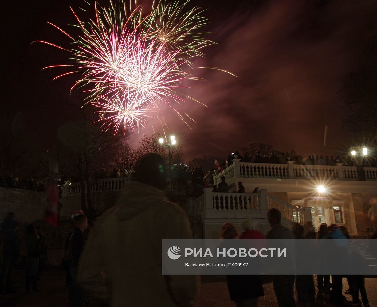 Праздничный салют в Москве, Симферополе и Севастополе в честь присоединения Крыма