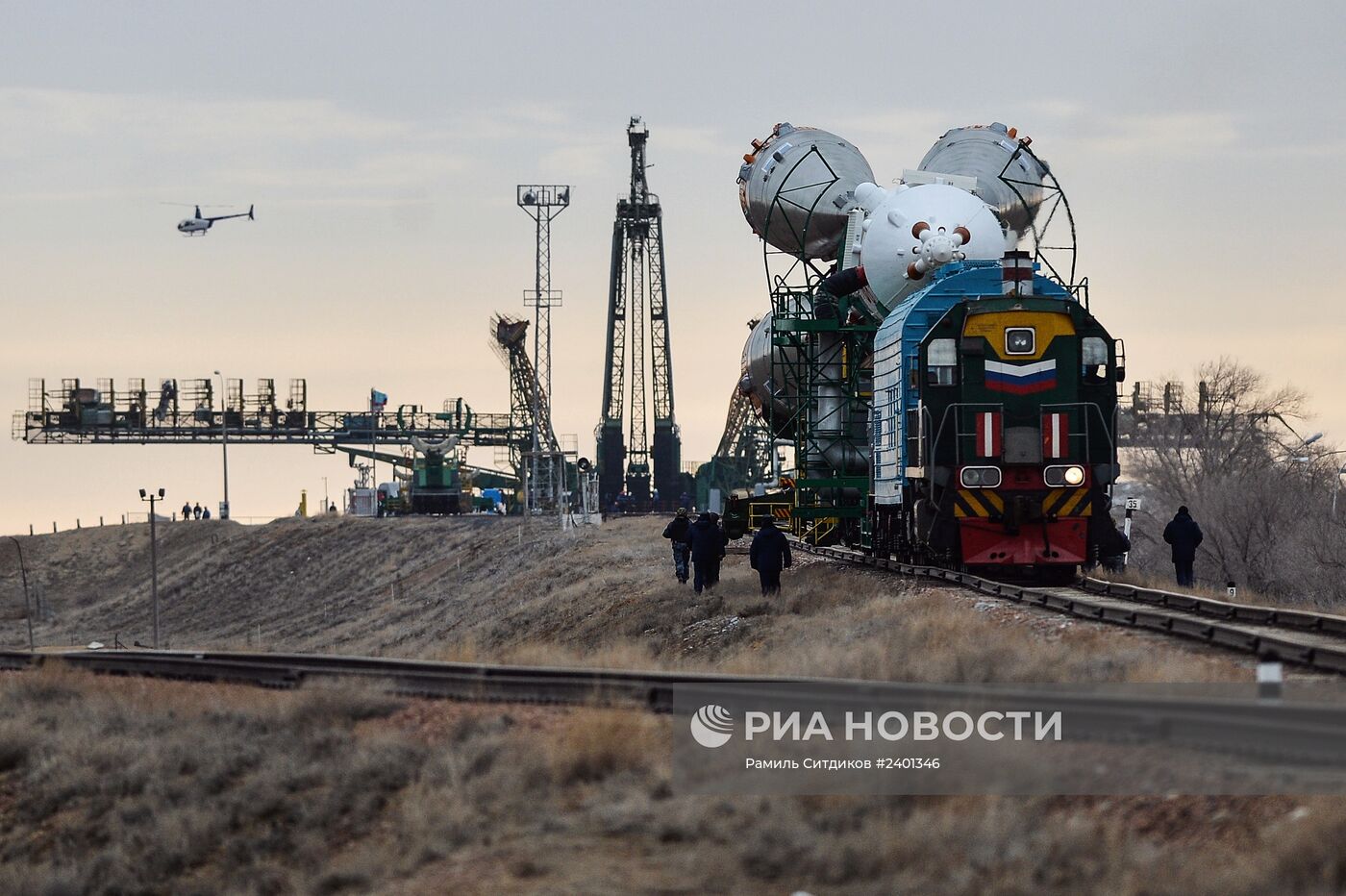 Вывоз и установка PH "Союз-ФГ" с ТПК "Союз ТМА-12М" на космодроме "Байконур"