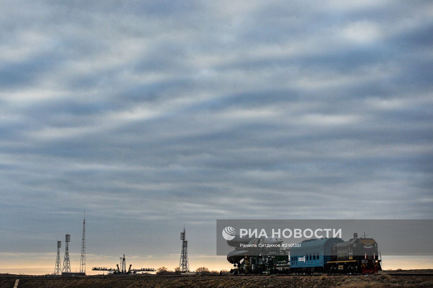 Вывоз и установка PH "Союз-ФГ" с ТПК "Союз ТМА-12М" на космодроме "Байконур"