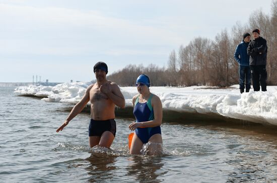 Сибирские "моржи" впервые переплыли реку Обь при нулевой температуре