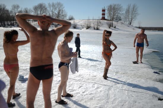 Сибирские "моржи" впервые переплыли реку Обь при нулевой температуре