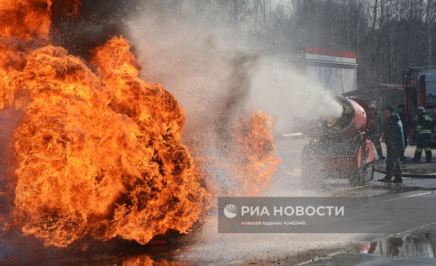 Показ образцов современной пожарно-спасательной техники МЧС России