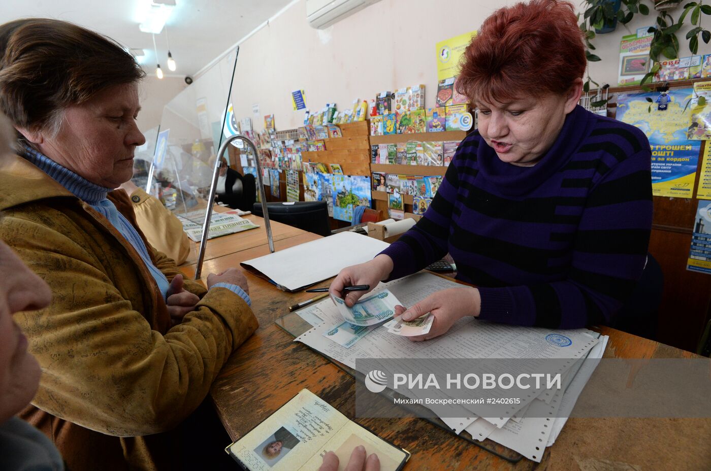 В Крыму начали выдавать пенсии в российских рублях