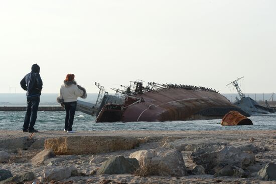 Затопленные корабли на озере Донузлав в Крыму