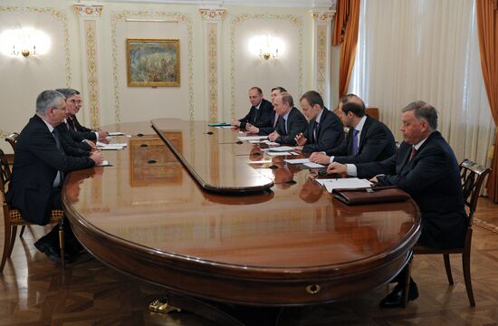 В.Путин провел рабочую встречу с Д.Кэзером