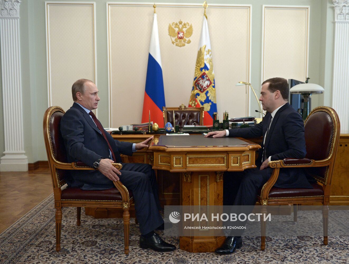 В.Путин провел рабочую встречу с Д.Медведевым
