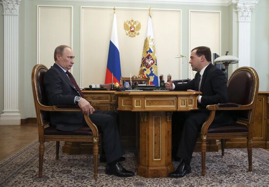 В.Путин провел рабочую встречу с Д.Медведевым