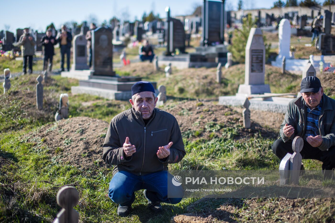 Традиционные похороны крымских татар на мусульманском кладбище Абдал в Симферополе