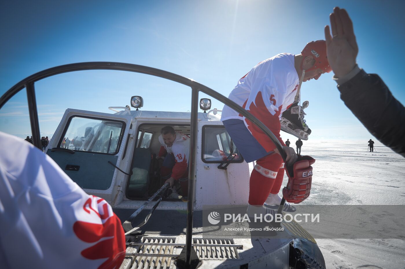Выставочный матч Ночной Хоккейной Лиги на льду озера Байкал