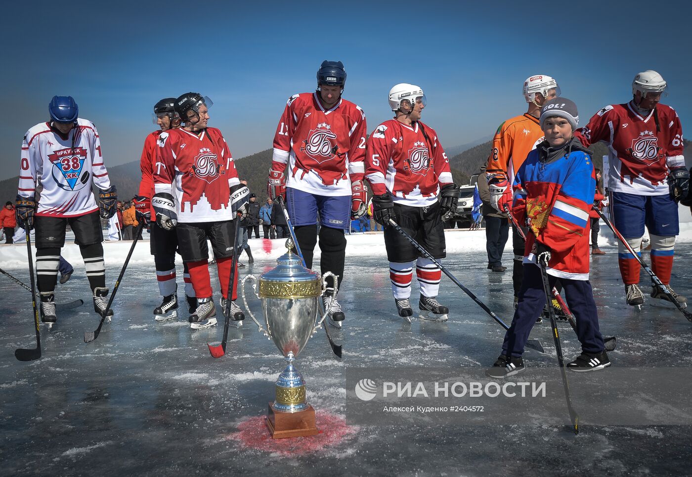 Выставочный матч Ночной Хоккейной Лиги на льду озера Байкал