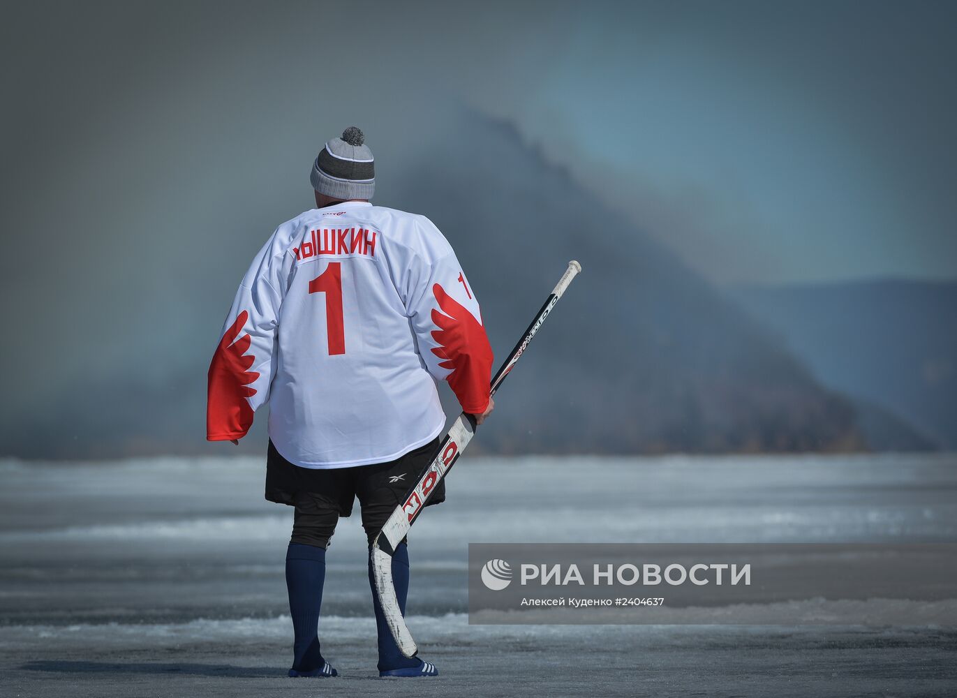 Выставочный матч Ночной Хоккейной Лиги на льду озера Байкал