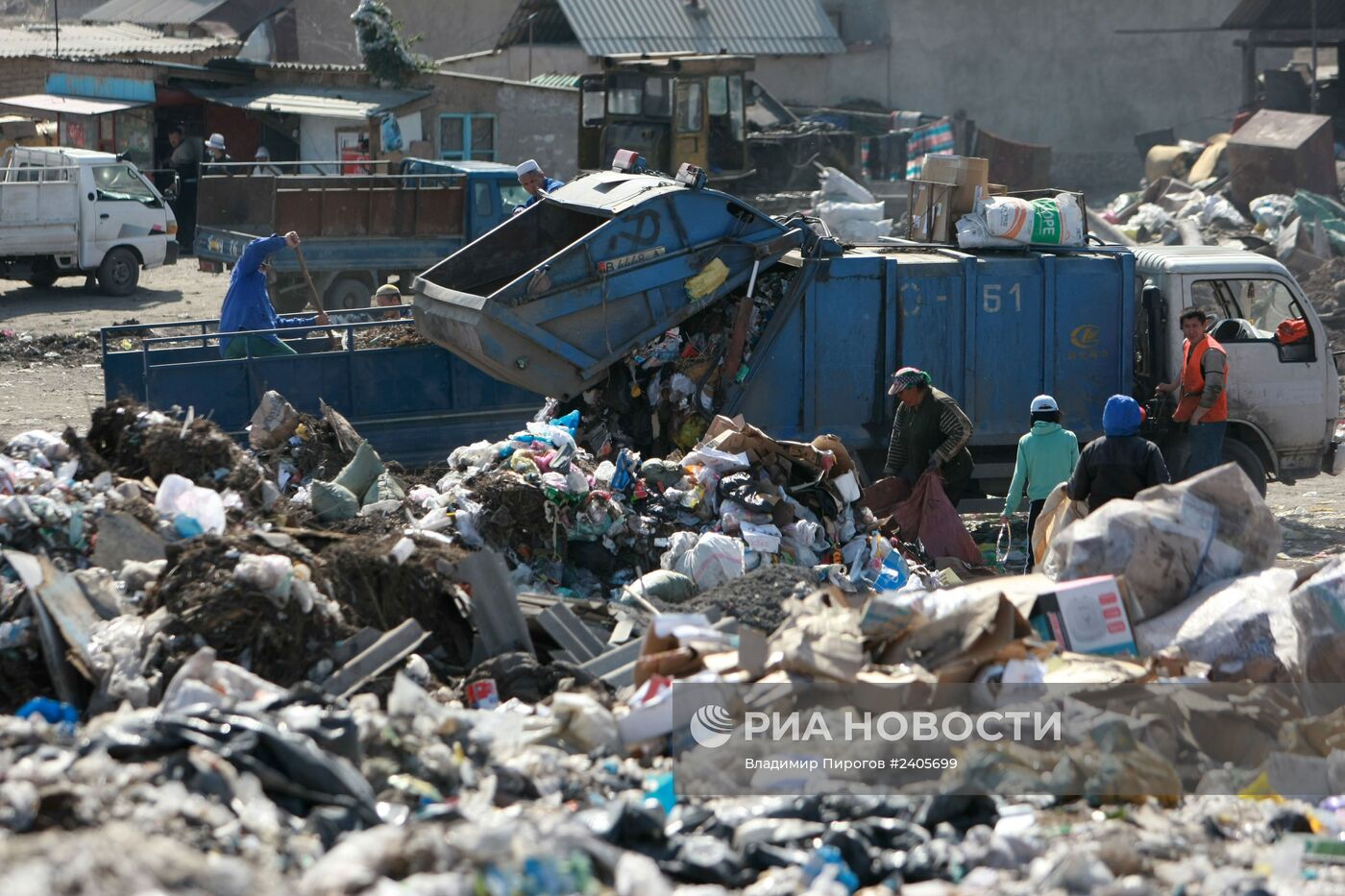 Акция уличного театра на городской свалке с целью привлечь внимание к проблеме мусорного полигона в Бишкеке