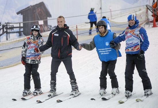 Российские футболисты приняли участие в акции "Лыжи мечты"