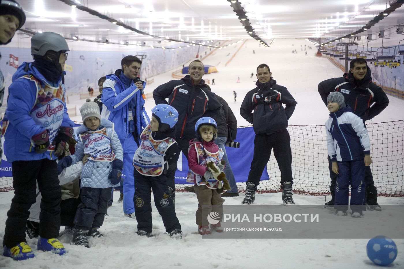Российские футболисты приняли участие в благотворительной программе "Лыжи мечты"