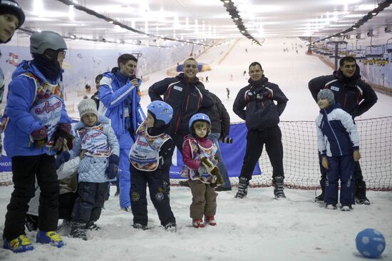 Российские футболисты приняли участие в благотворительной программе "Лыжи мечты"
