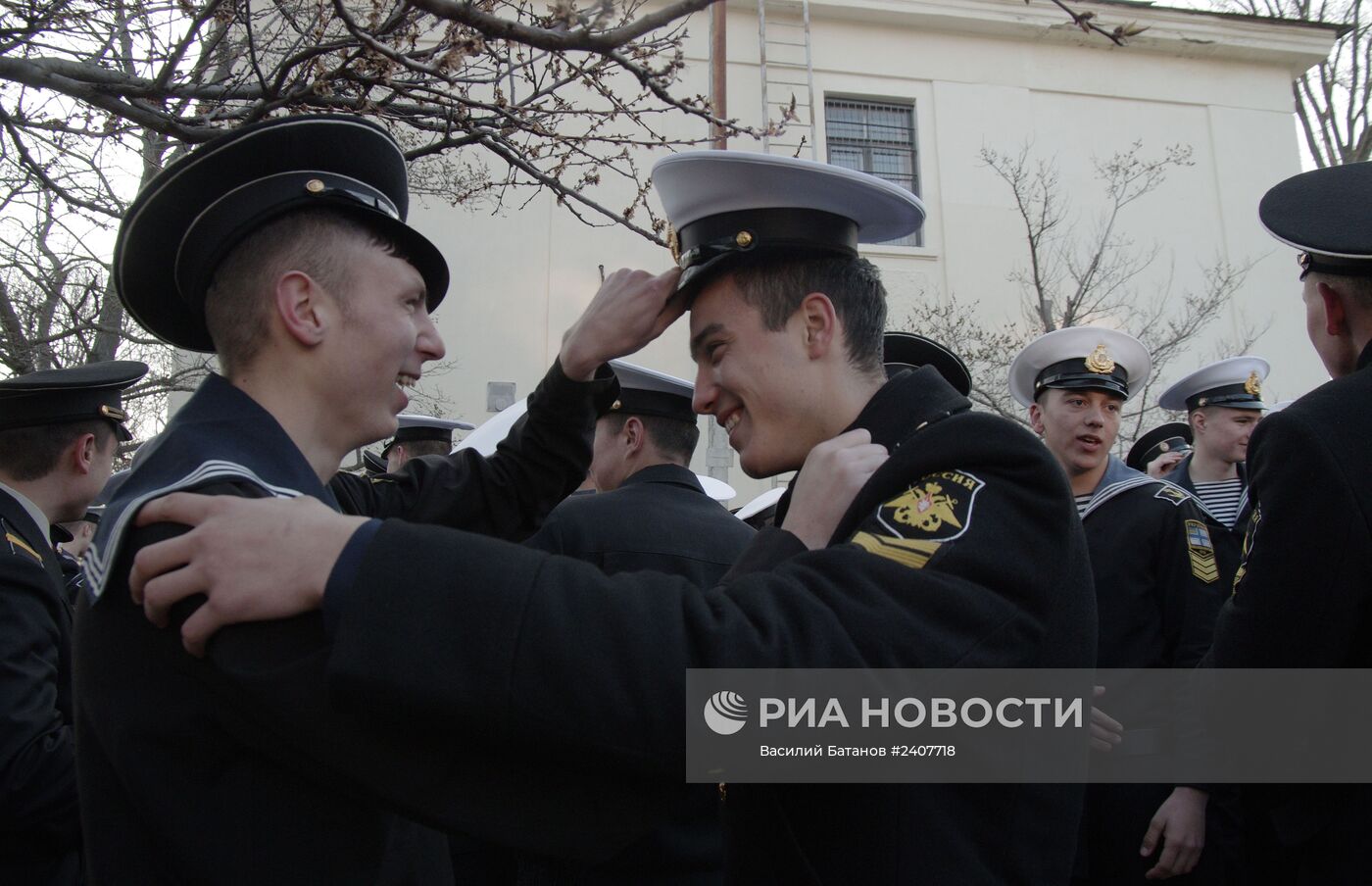 Курсанты-украинцы и офицерский состав покидают Нахимовское военно-морское училище