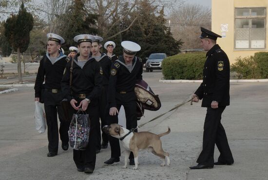 Курсанты-украинцы и офицерский состав покидают Нахимовское военно-морское училище