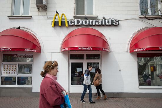 Сеть ресторанов быстрого питания McDonald’s приостановила работу в Крыму