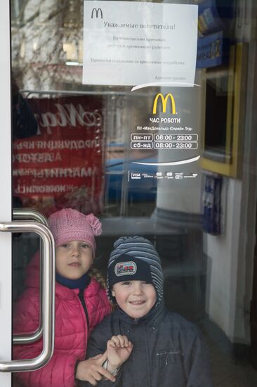 Сеть ресторанов быстрого питания McDonald’s приостановила работу в Крыму