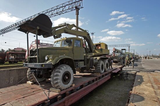 Украинские военные вывозят технику из Крыма