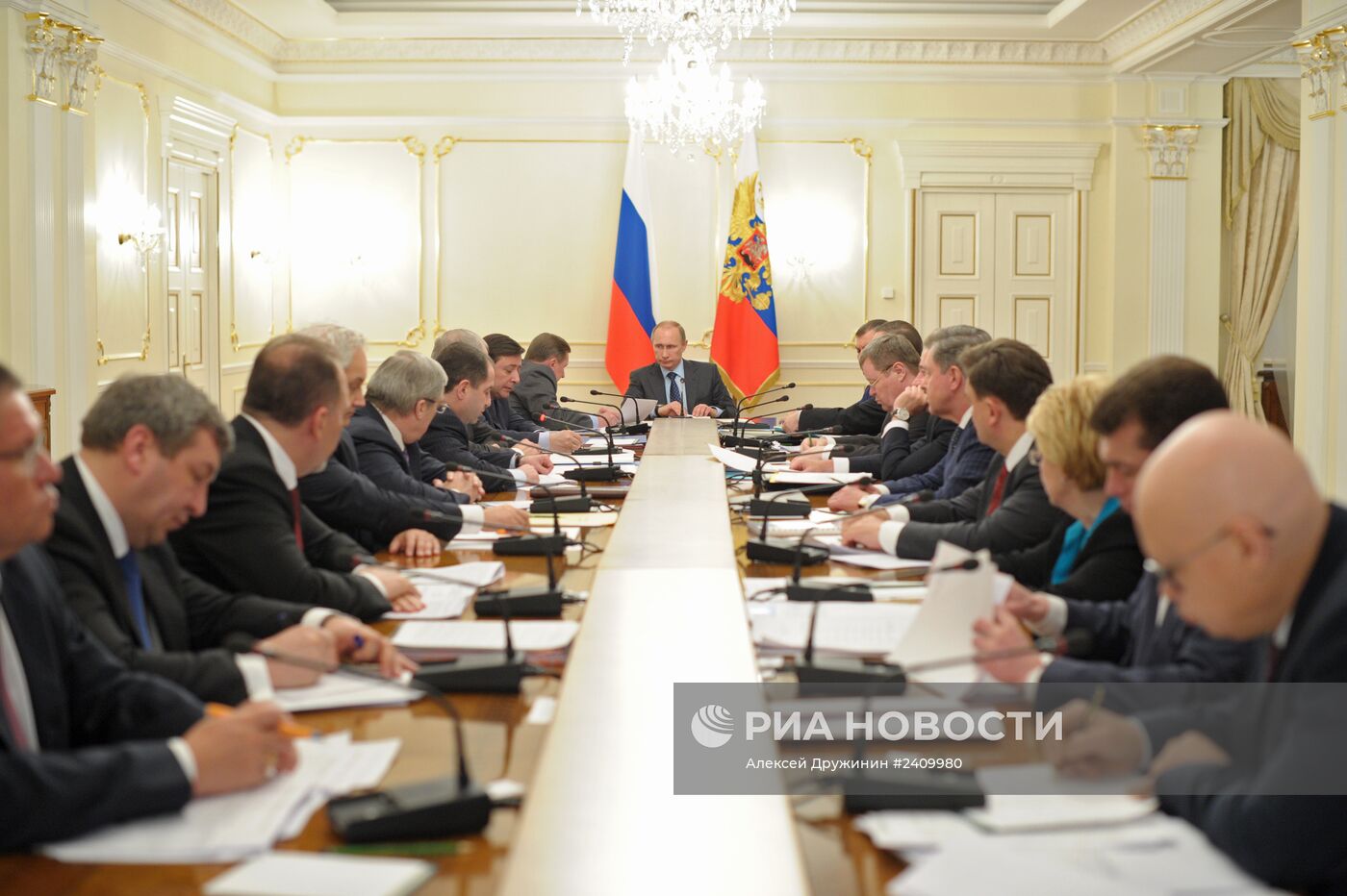 В.Путин провел совещание с полпредами президента в федеральных округах