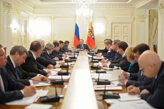 В.Путин провел совещание с полпредами президента в федеральных округах