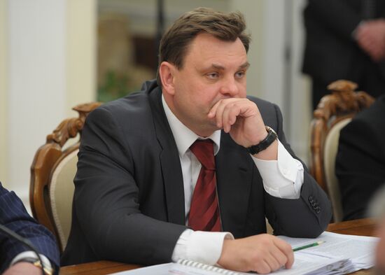 В.Путин провел совещание с полпредами президента в федеральных округах