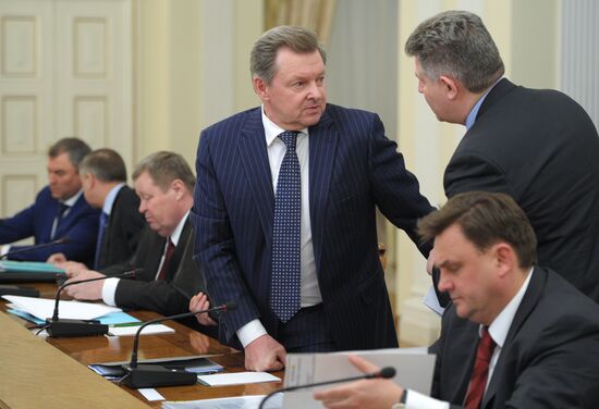 В.Путин провел совещание с полпредами президента в федеральных округах