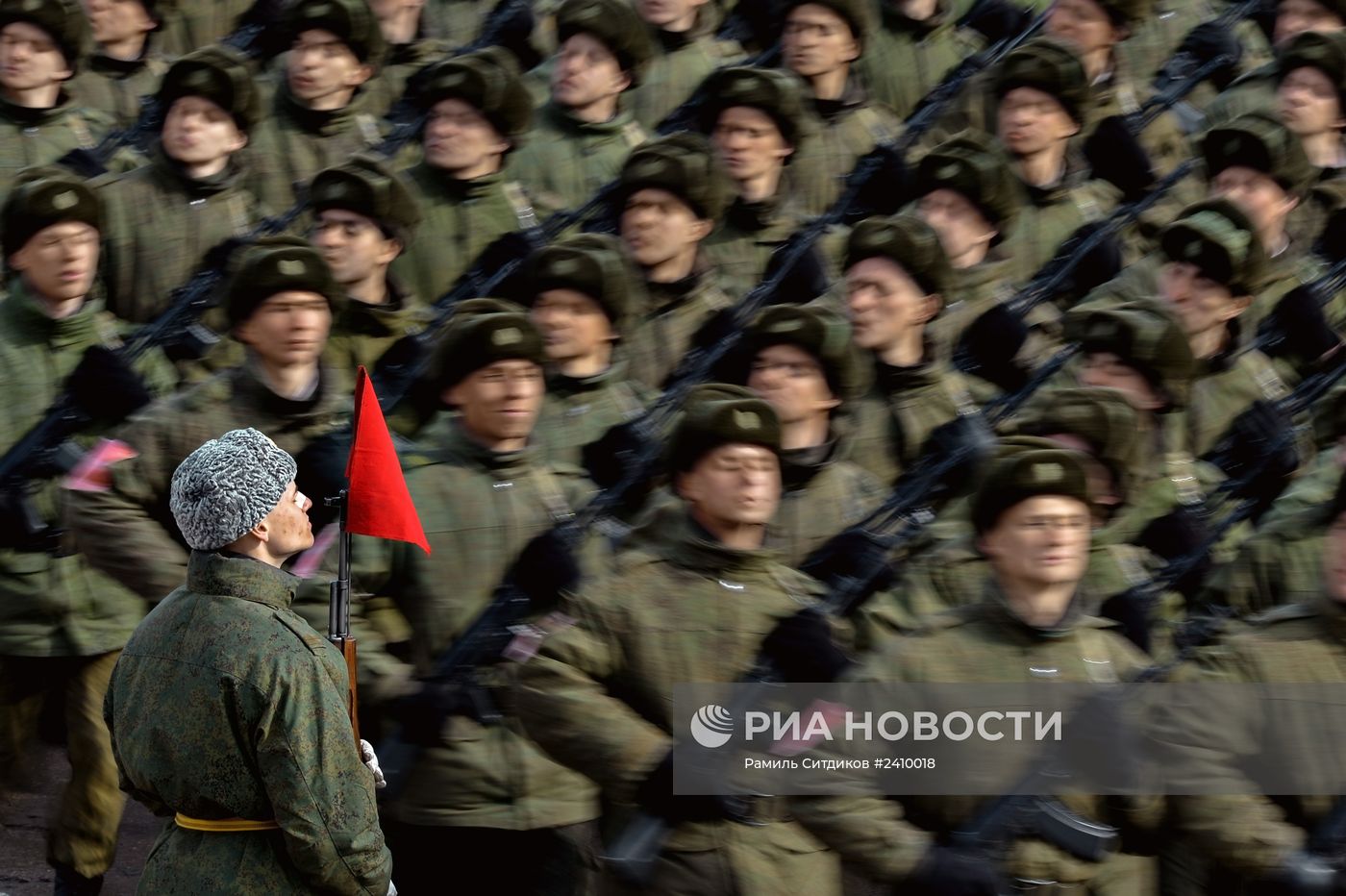 Совместная тренировка пеших и механизированных колонн перед Парадом Победы
