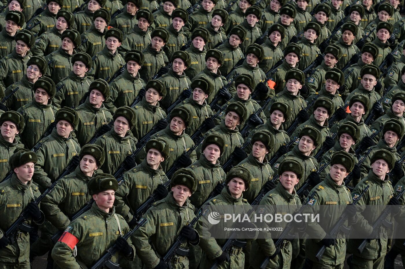 Совместная тренировка пеших и механизированных колонн перед Парадом Победы