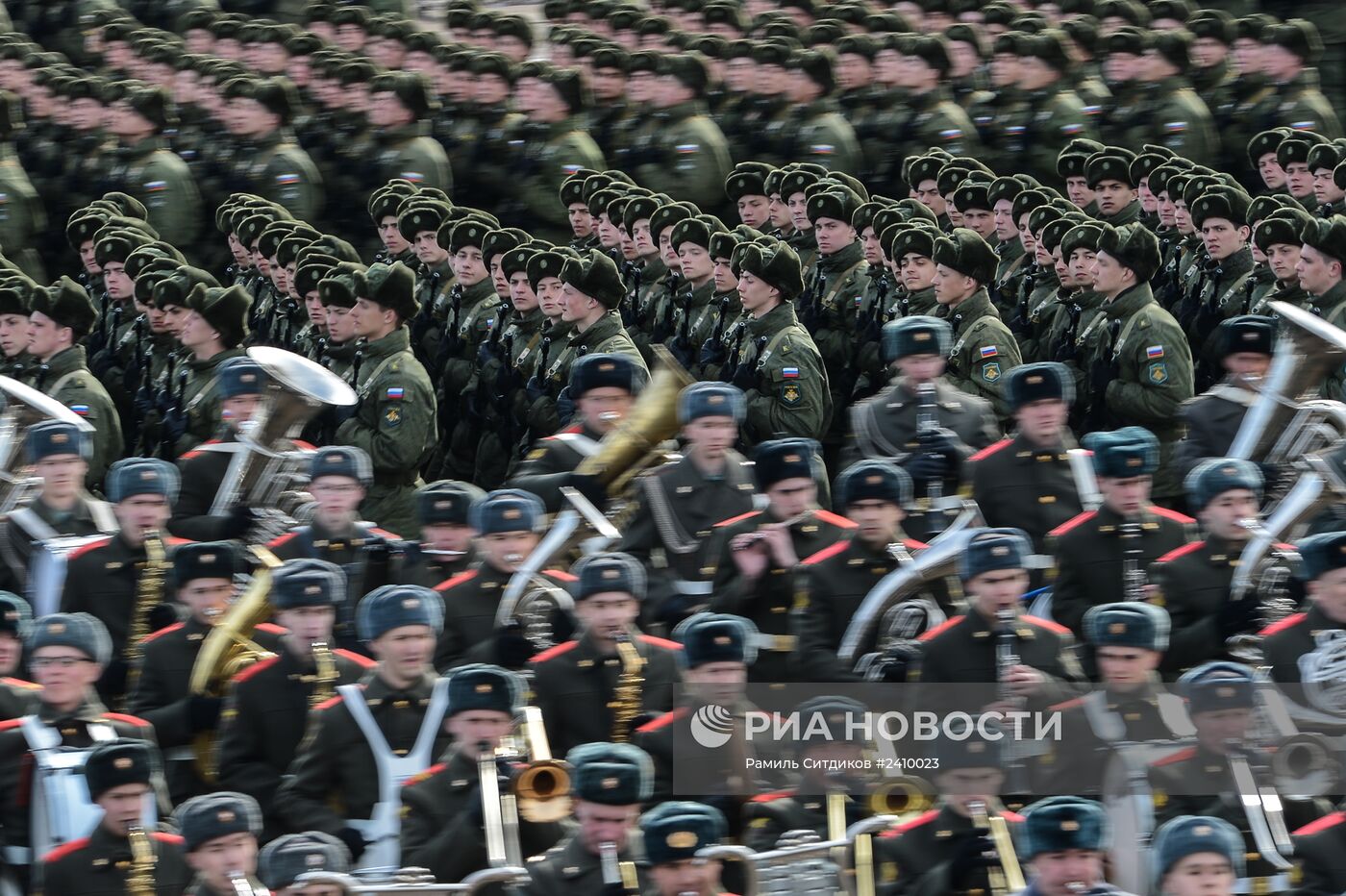 Совместная тренировка пеших и механизированных колонн перед Парадом Победы