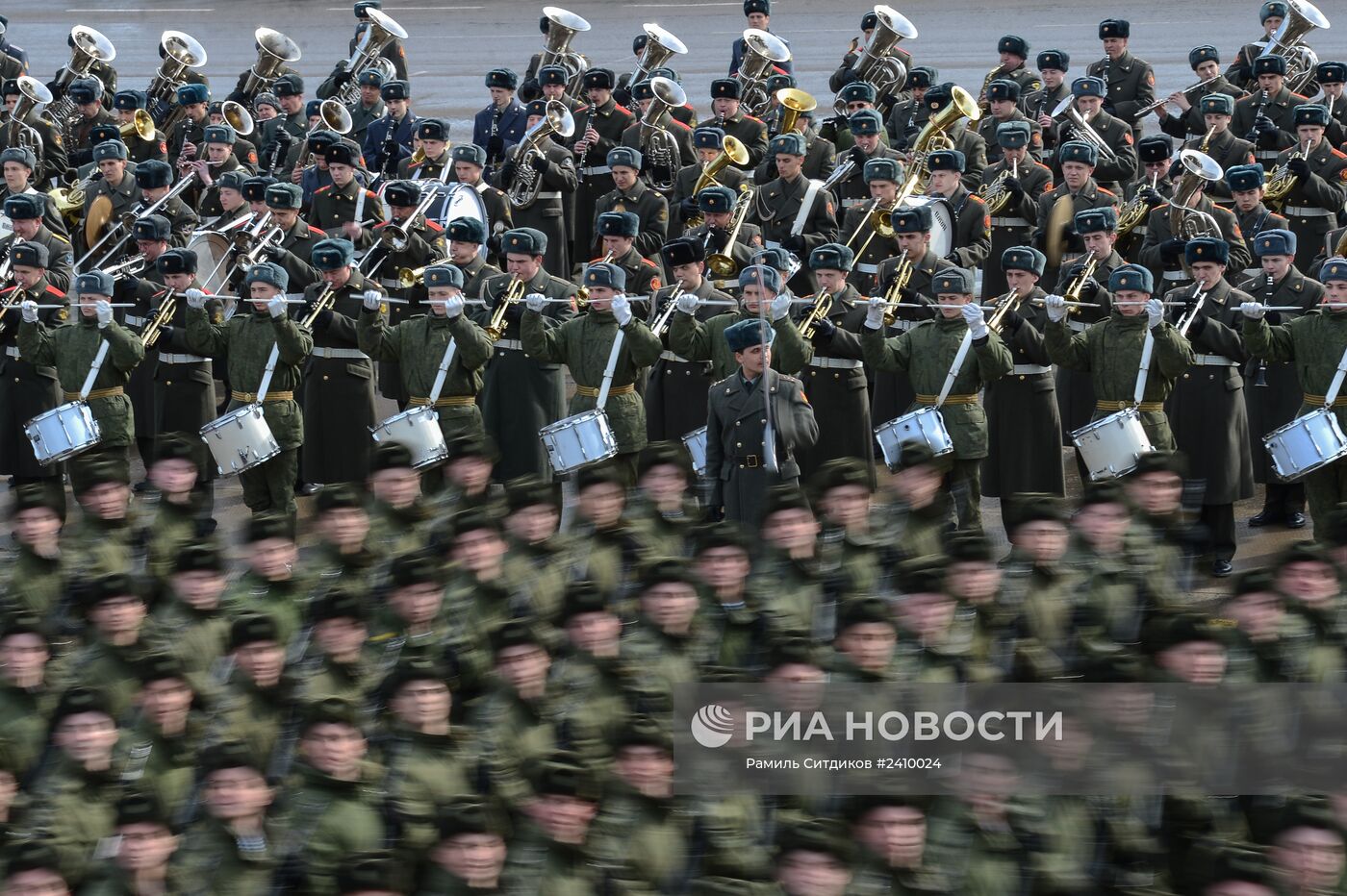 Совместная тренировка пеших и механизированных колонн перед Парадом Победы