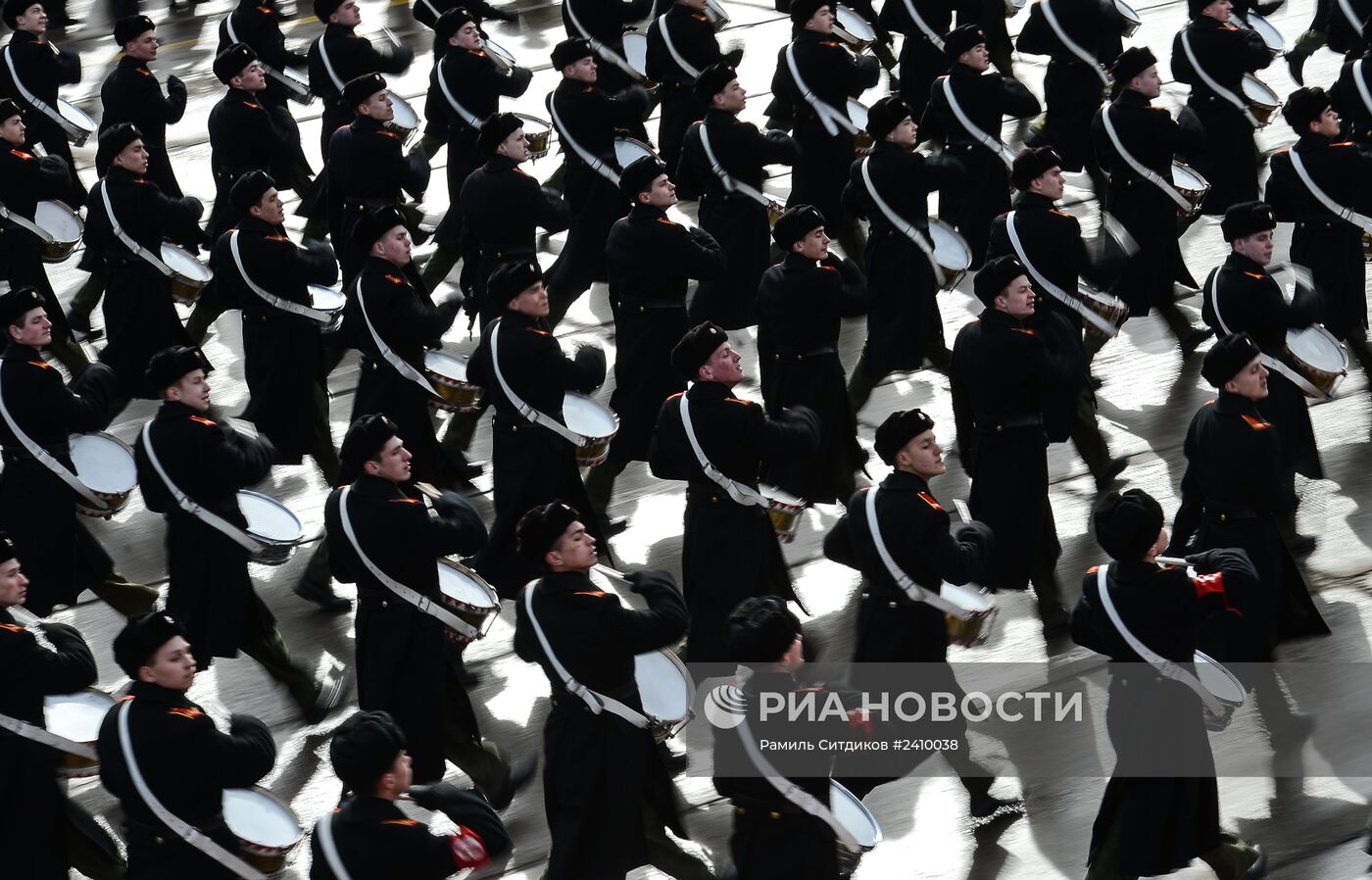 Совместная тренировка пеших и механизированных колонн перед Парадом Победы