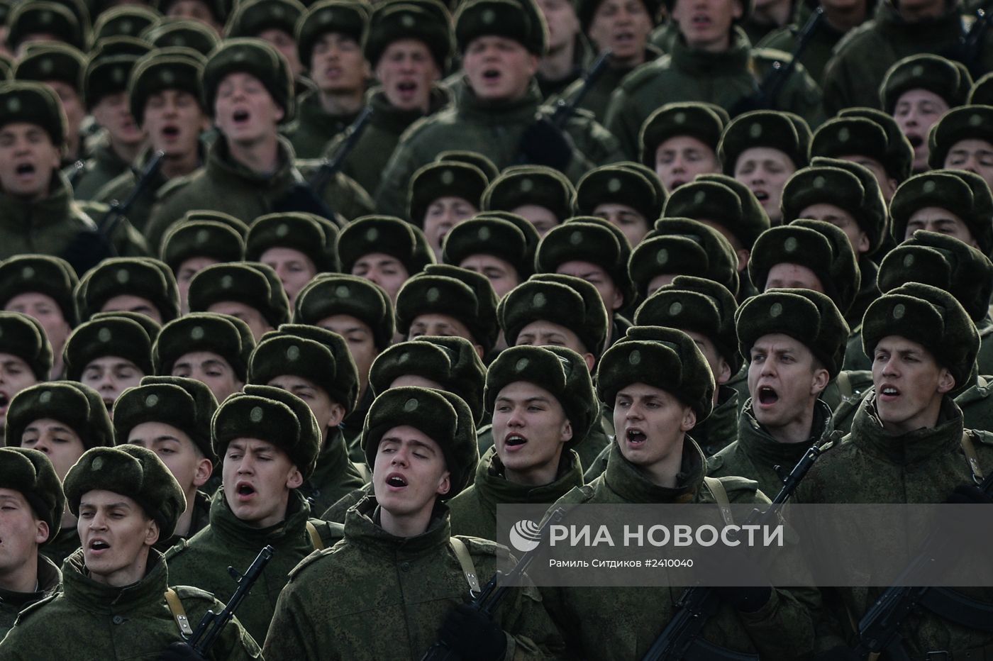 Совместная тренировка пеших и механизированных колонн перед Парадом Победы