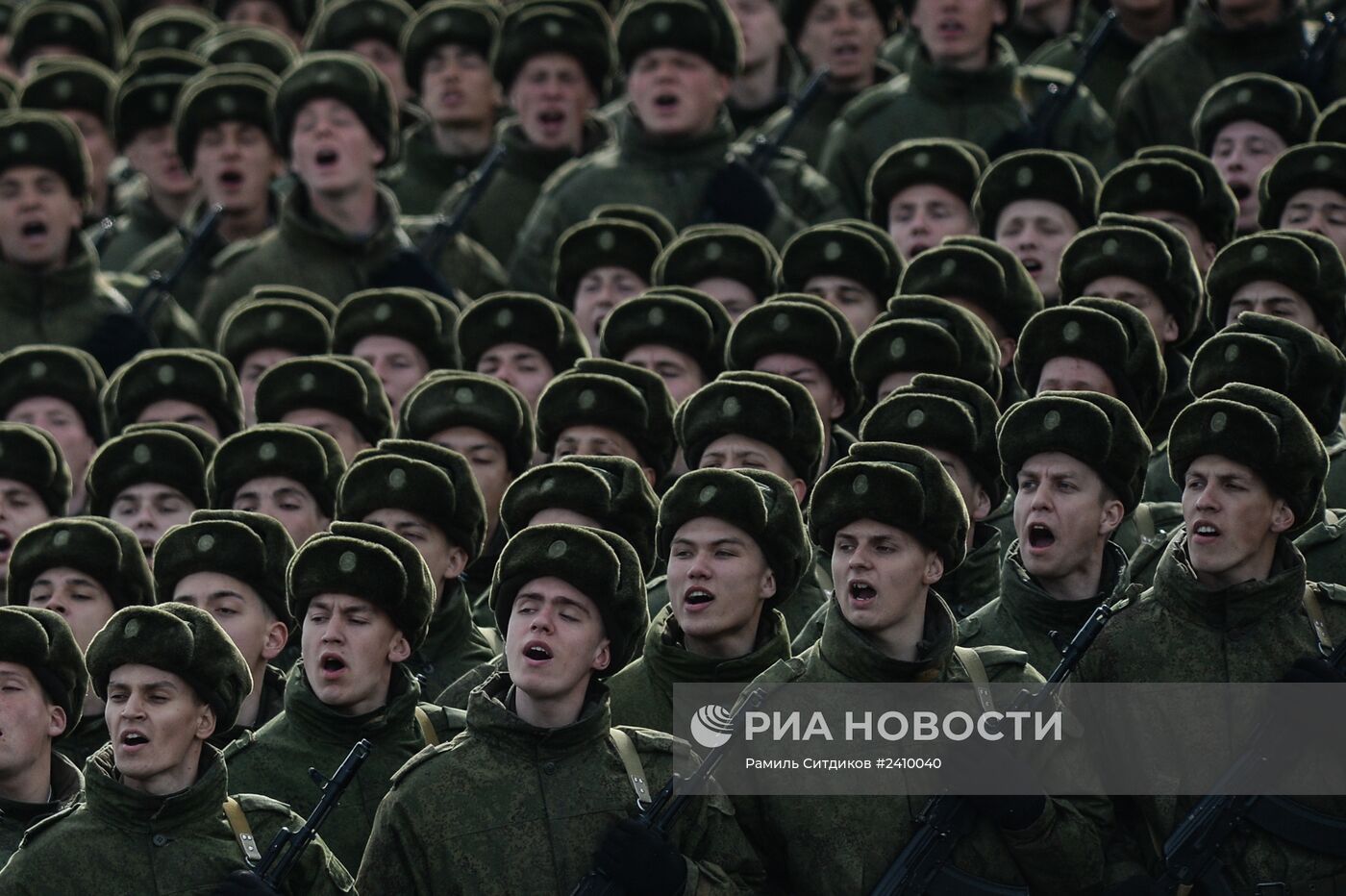 Совместная тренировка пеших и механизированных колонн перед Парадом Победы