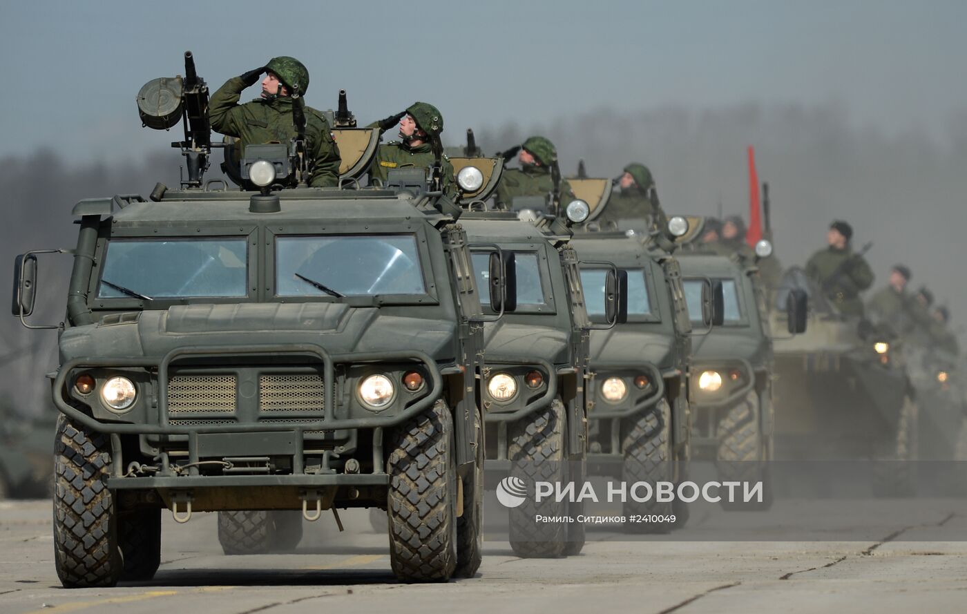 Совместная тренировка пеших и механизированных колонн перед Парадом Победы