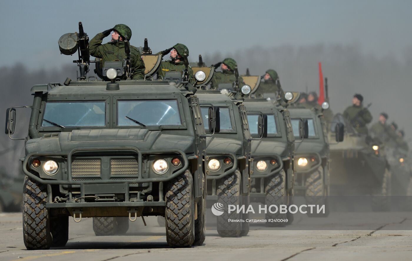 Совместная тренировка пеших и механизированных колонн перед Парадом Победы