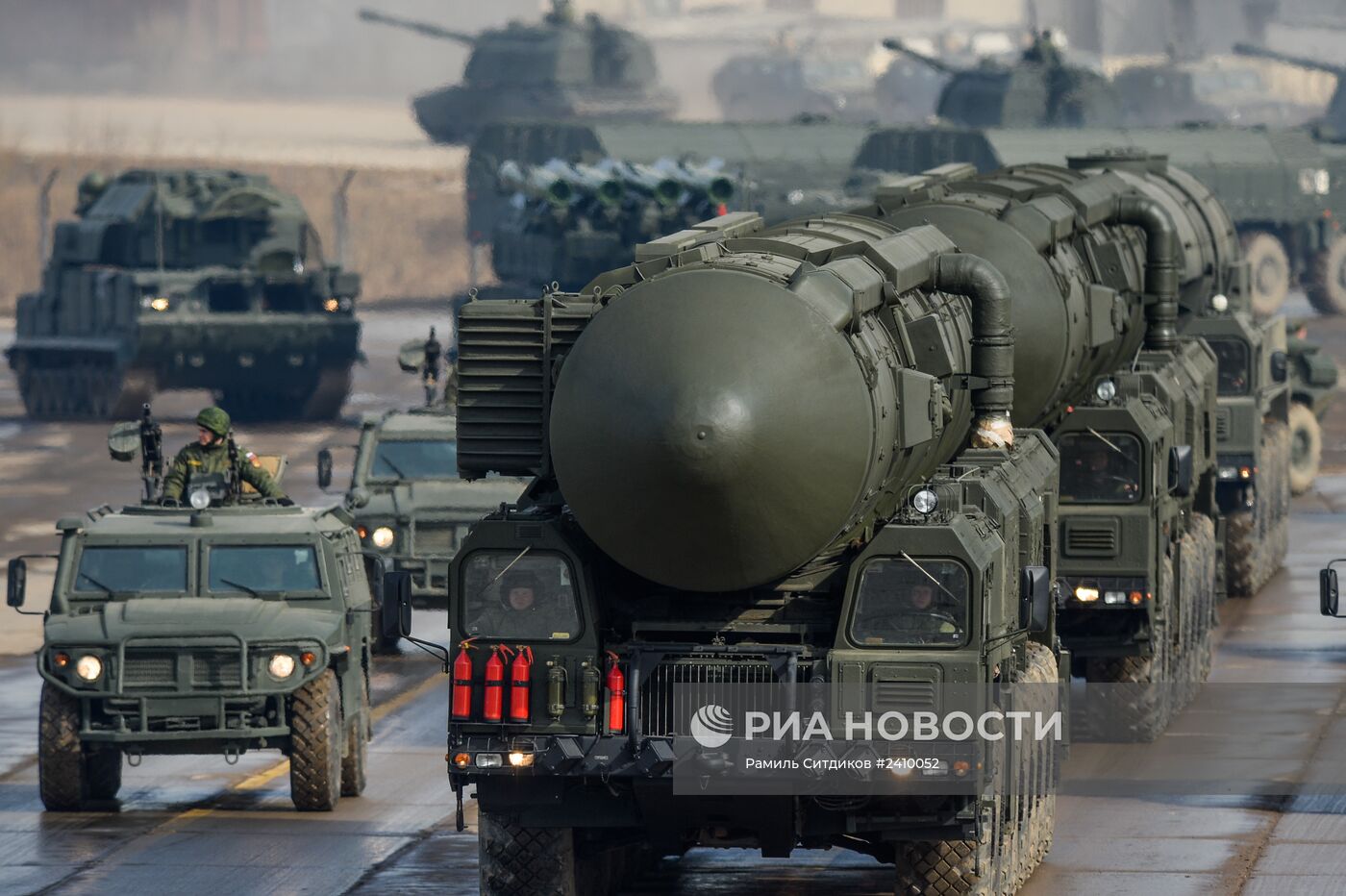 Совместная тренировка пеших и механизированных колонн перед Парадом Победы