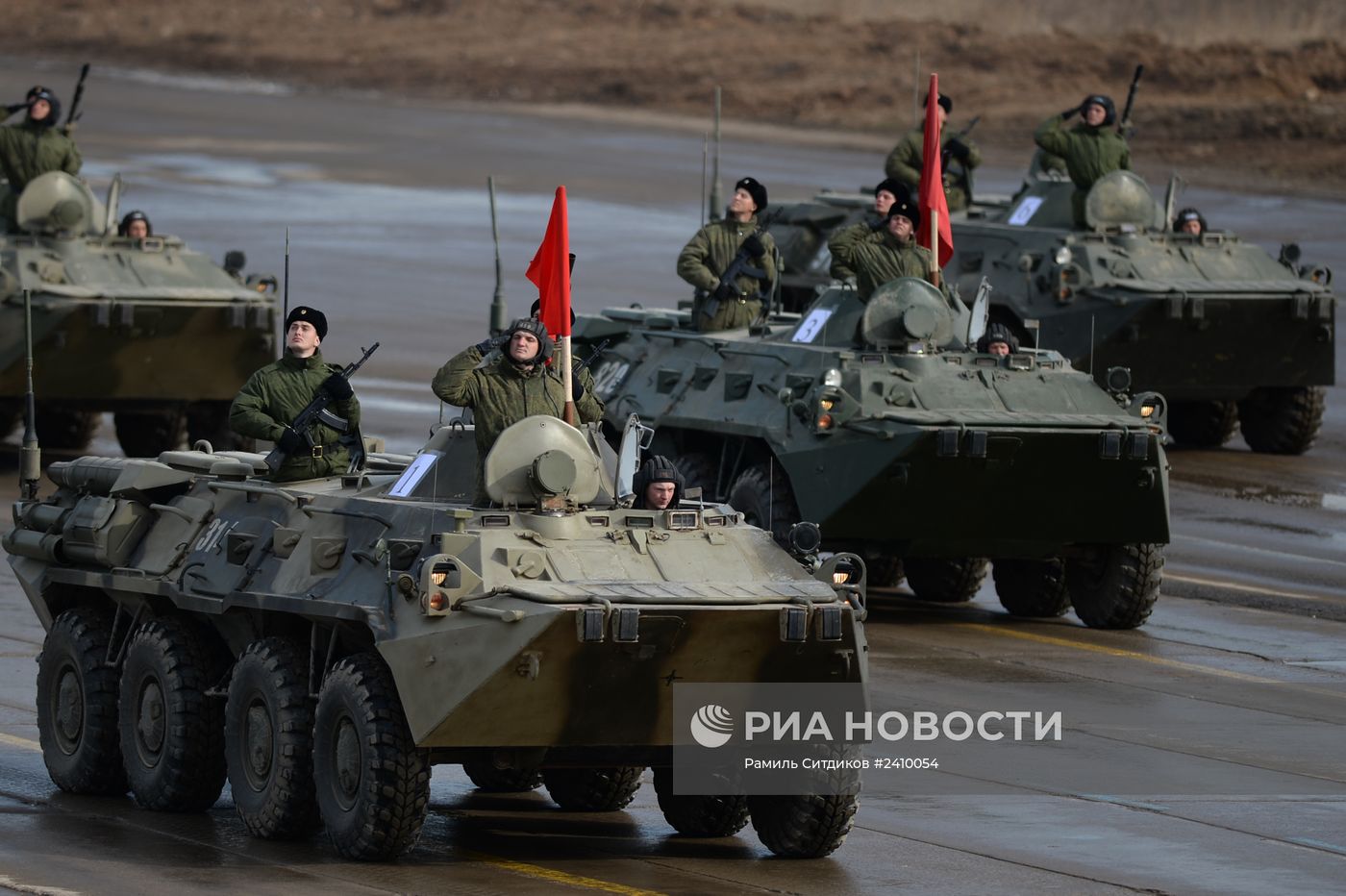 Совместная тренировка пеших и механизированных колонн перед Парадом Победы