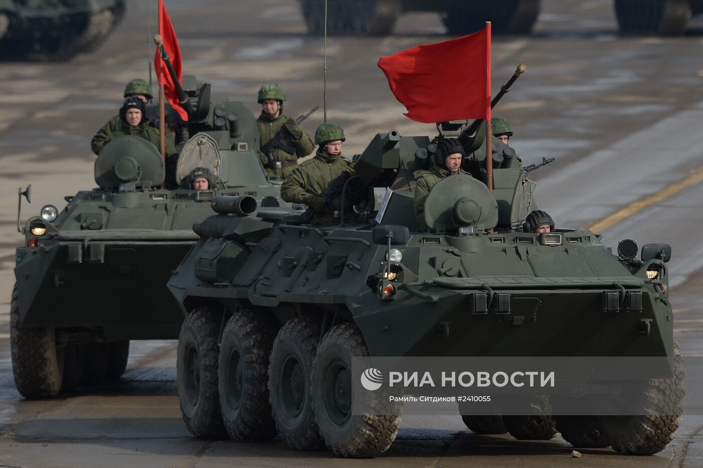 Совместная тренировка пеших и механизированных колонн перед Парадом Победы