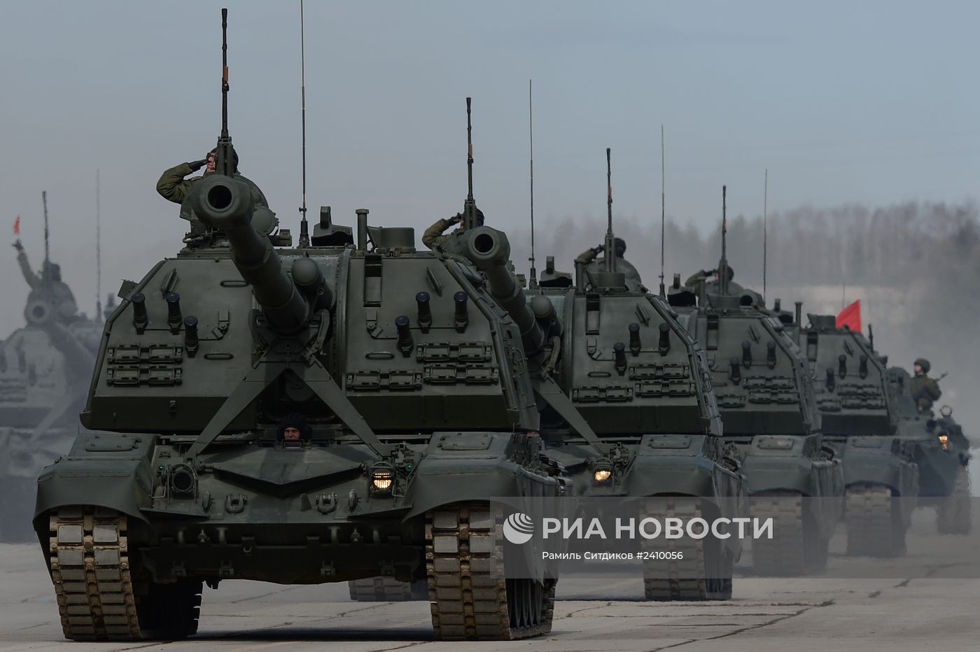 Совместная тренировка пеших и механизированных колонн перед Парадом Победы