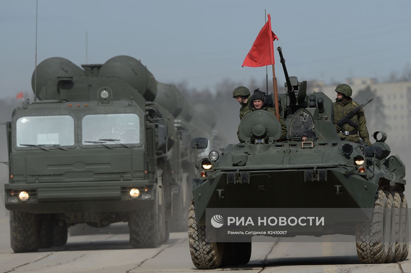 Совместная тренировка пеших и механизированных колонн перед Парадом Победы