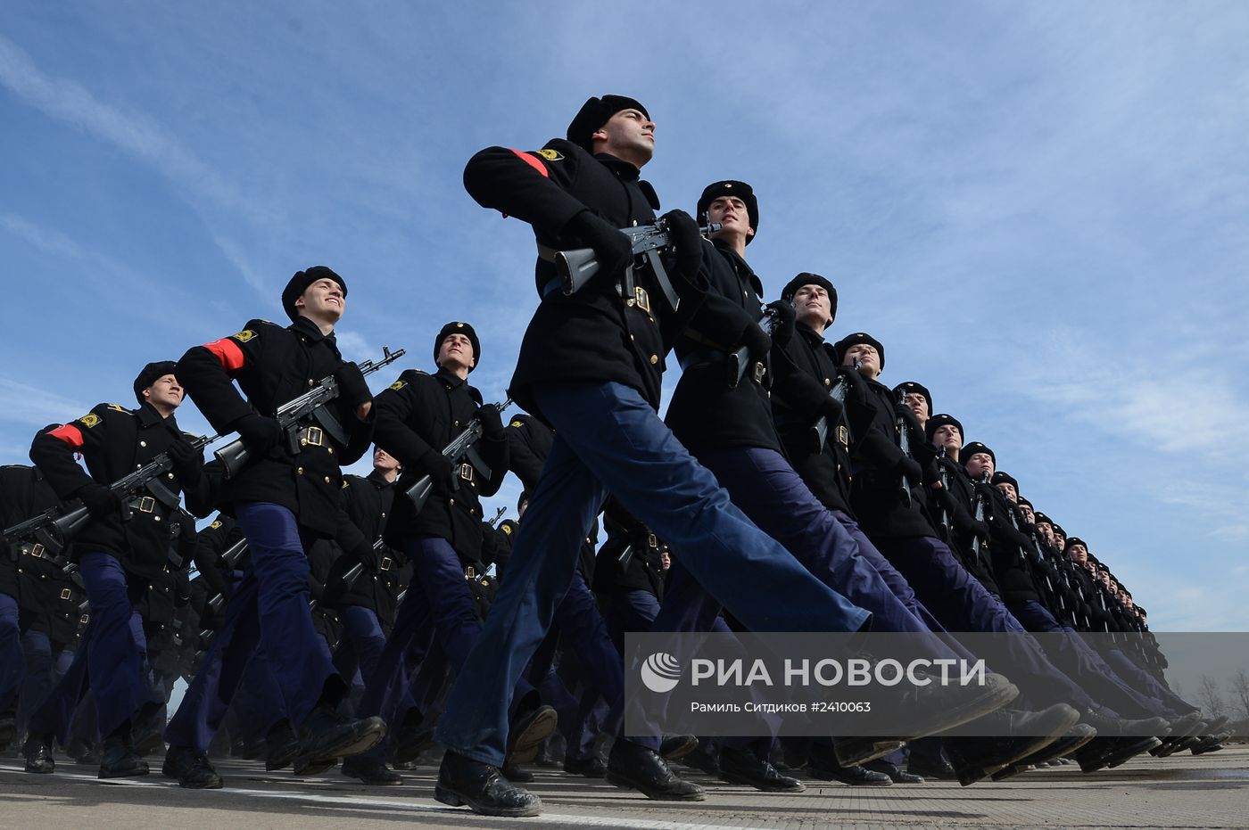 Совместная тренировка пеших и механизированных колонн перед Парадом Победы