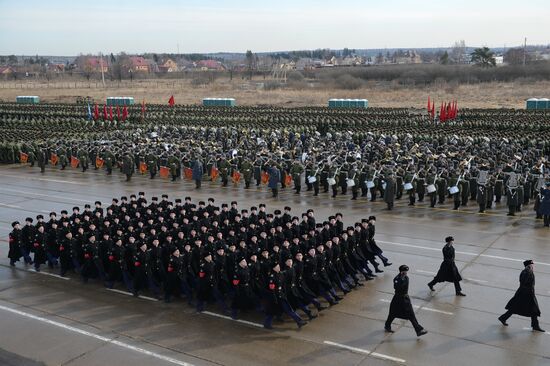 Совместная тренировка пеших и механизированных колонн перед Парадом Победы