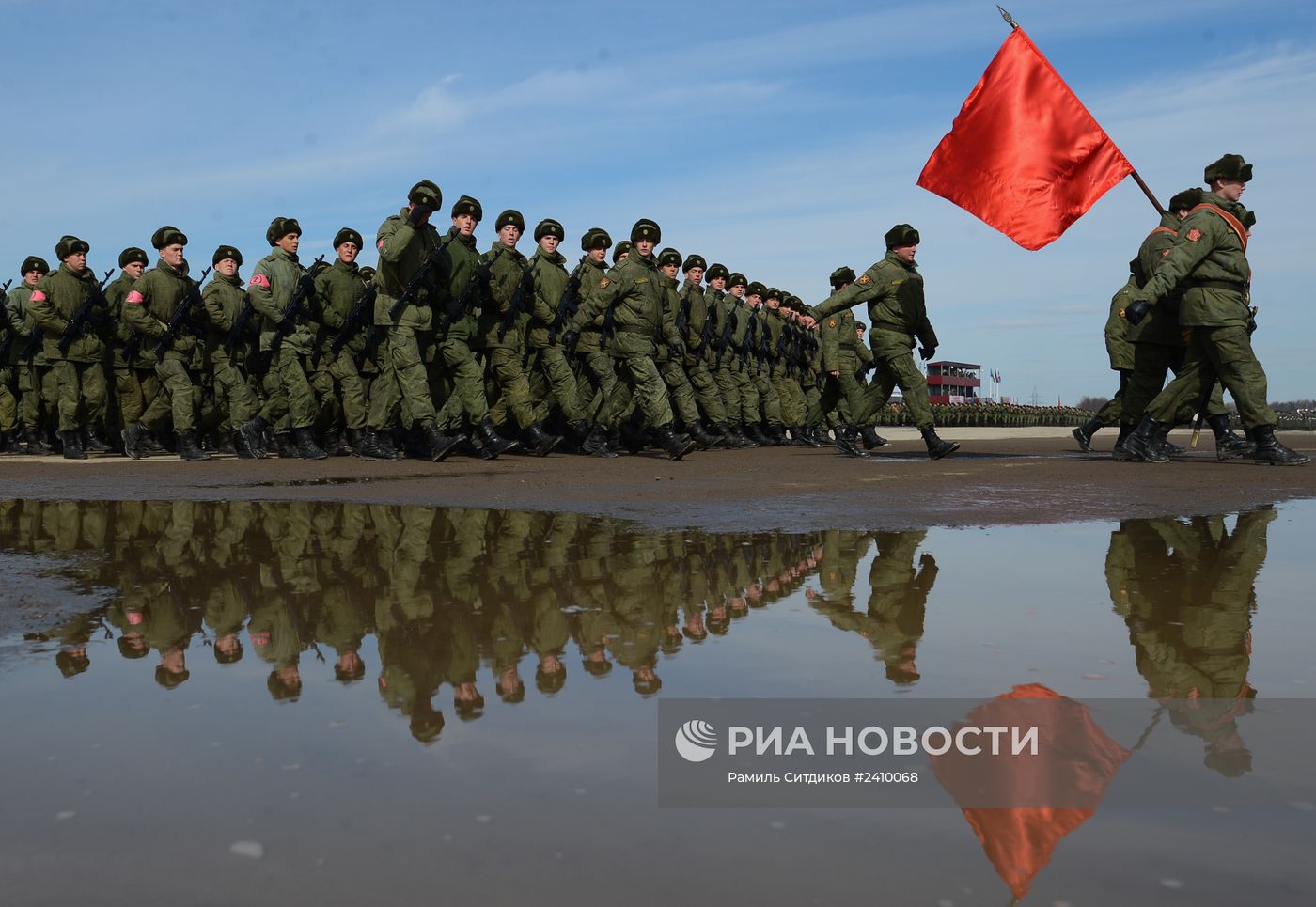 Совместная тренировка пеших и механизированных колонн перед Парадом Победы