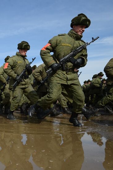 Совместная тренировка пеших и механизированных колонн перед Парадом Победы