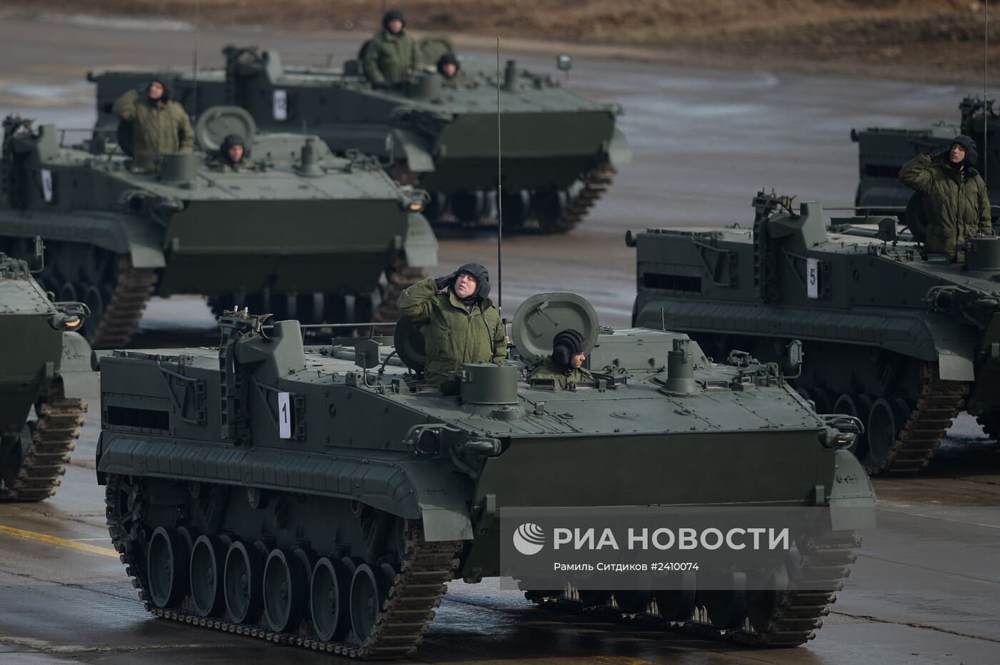 Совместная тренировка пеших и механизированных колонн перед Парадом Победы