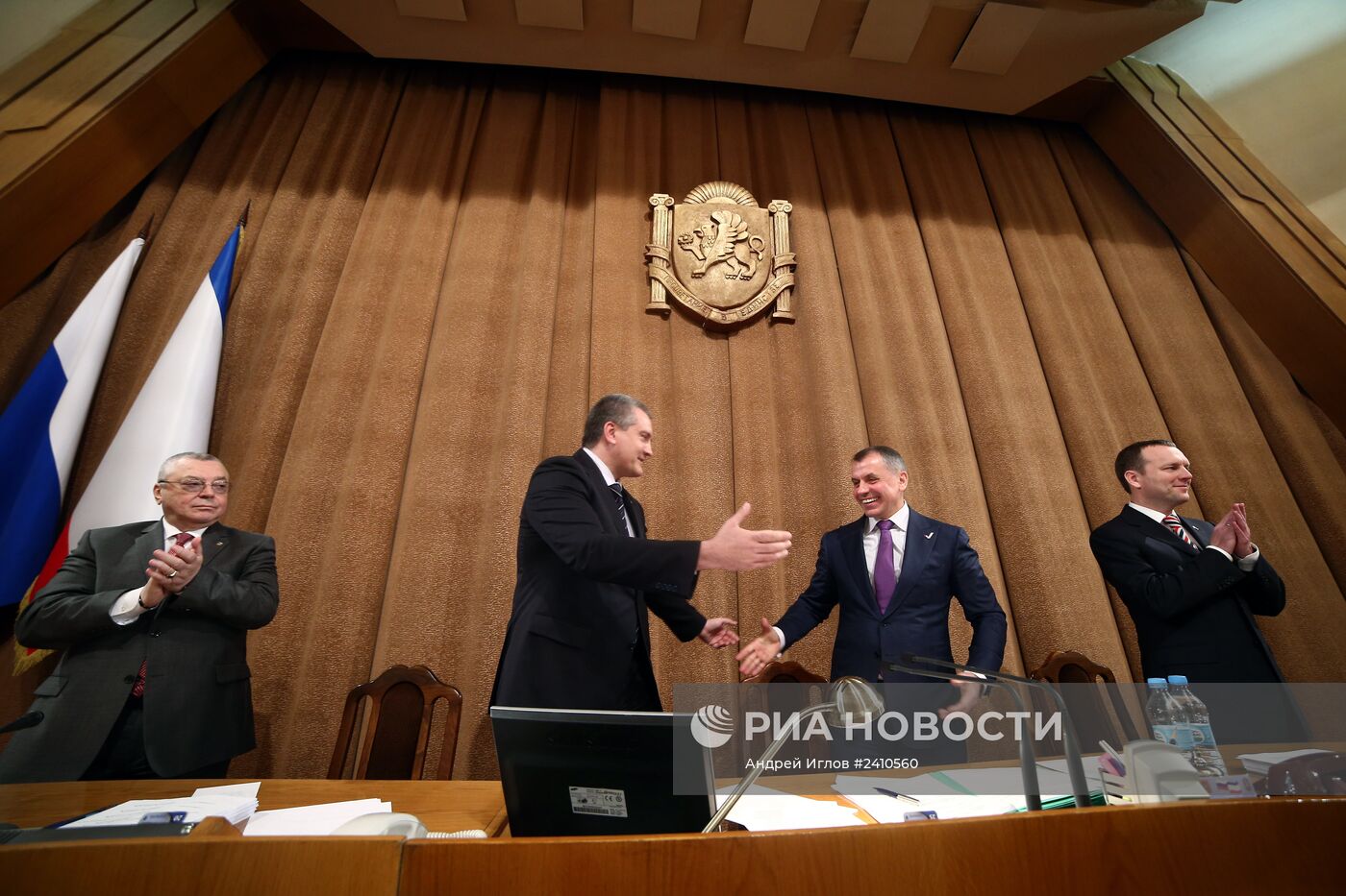 Парламент Крыма принял новую конституцию республики